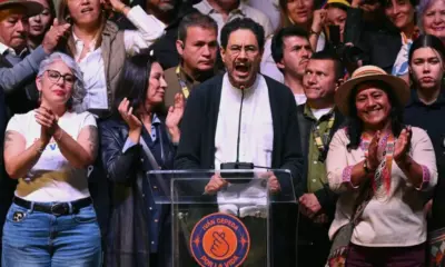 Iván Cepeda discursa diante de apoiadores durante a eleição presidencial colombiana de 2026.