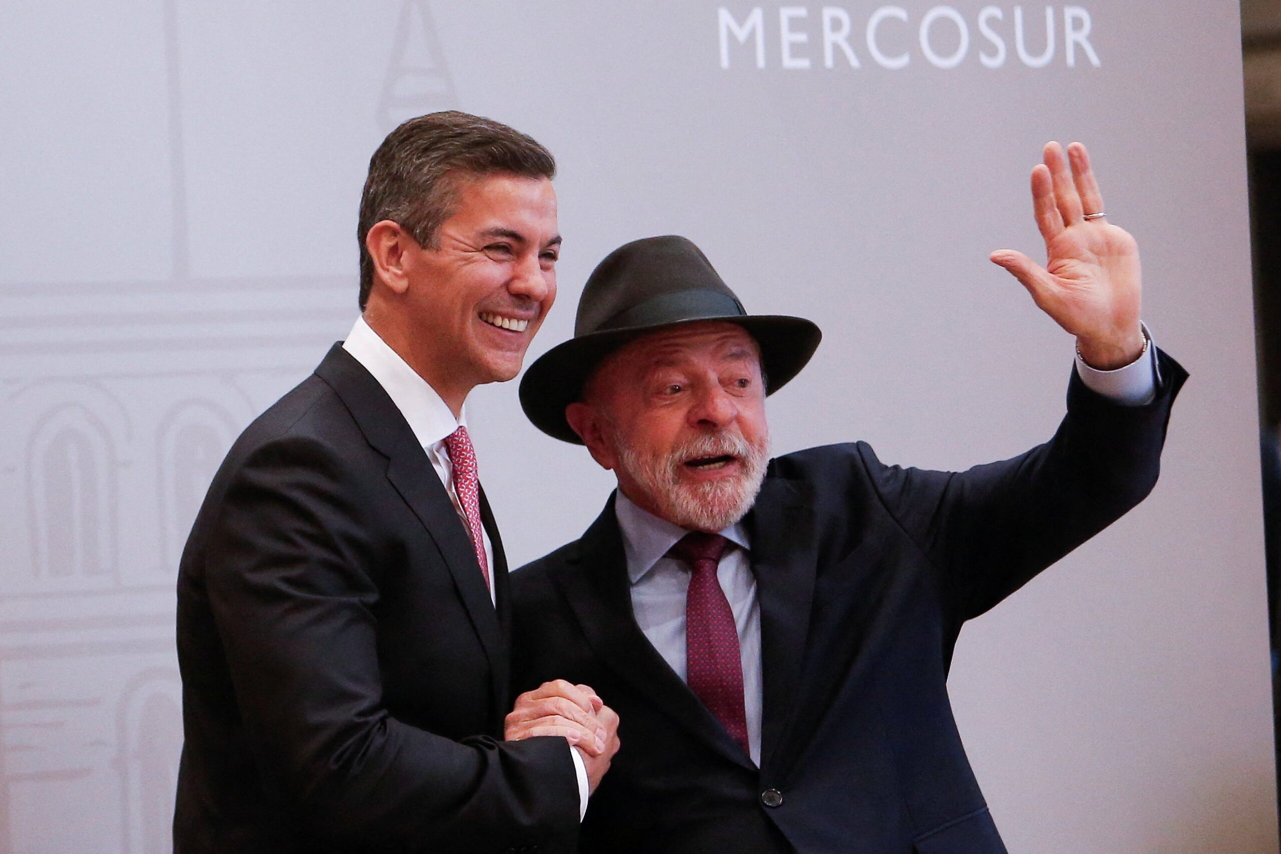 Presidente Luiz Inácio Lula da Silva cumprimenta o presidente do Paraguai, Santiago Peña, durante a Cúpula do Mercosul, em imagem que simboliza a agenda de integração regional.