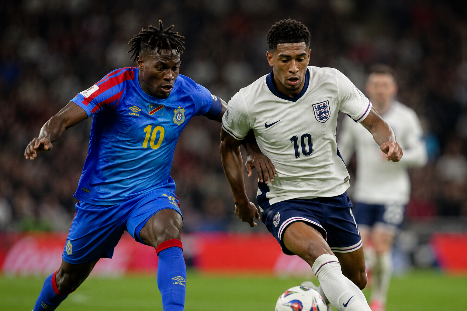 Jogadores da República Democrática do Congo e da Inglaterra disputam a bola durante partida da Copa do Mundo de 2026, representando o confronto pelas oitavas de final em Atlanta.