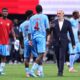 Técnico Sébastien Desabre cumprimenta jogadores da República Democrática do Congo após a eliminação para a Inglaterra nas oitavas de final da Copa do Mundo de 2026.