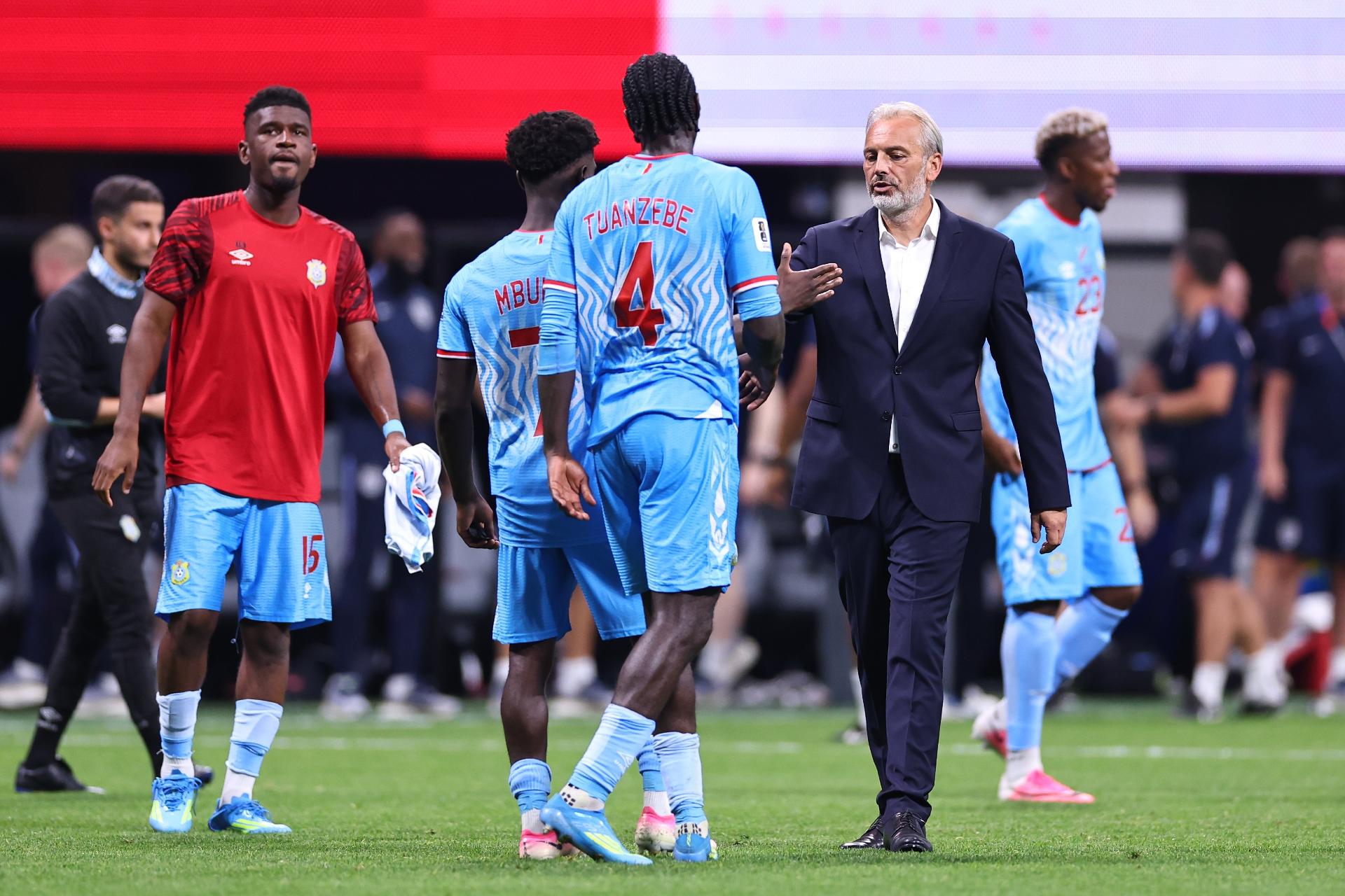 Técnico Sébastien Desabre cumprimenta jogadores da República Democrática do Congo após a eliminação para a Inglaterra nas oitavas de final da Copa do Mundo de 2026.